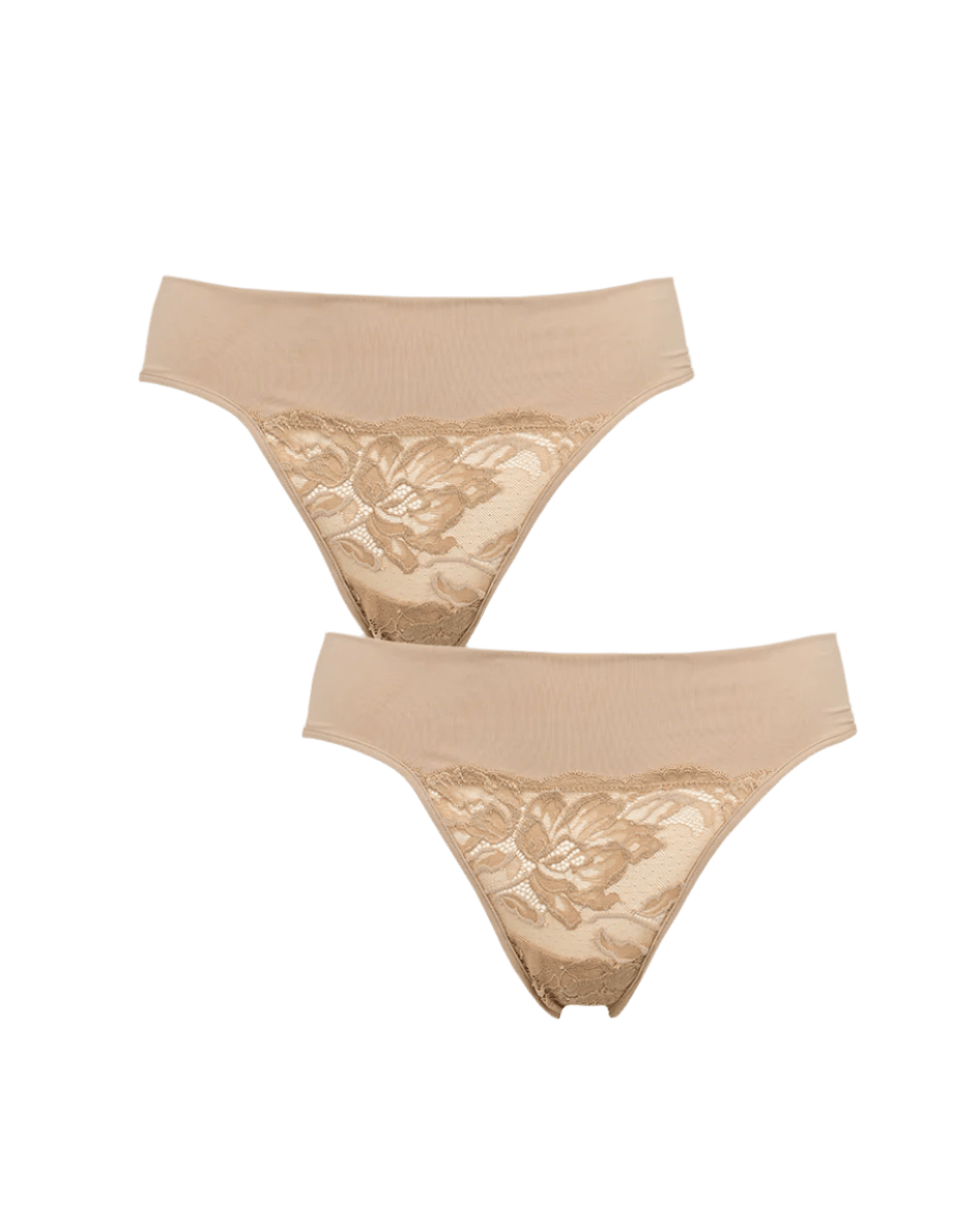 To sandfarvede Missya – Freya Sand-g-strenge fra Missya, fladt lagt på hvid baggrund.