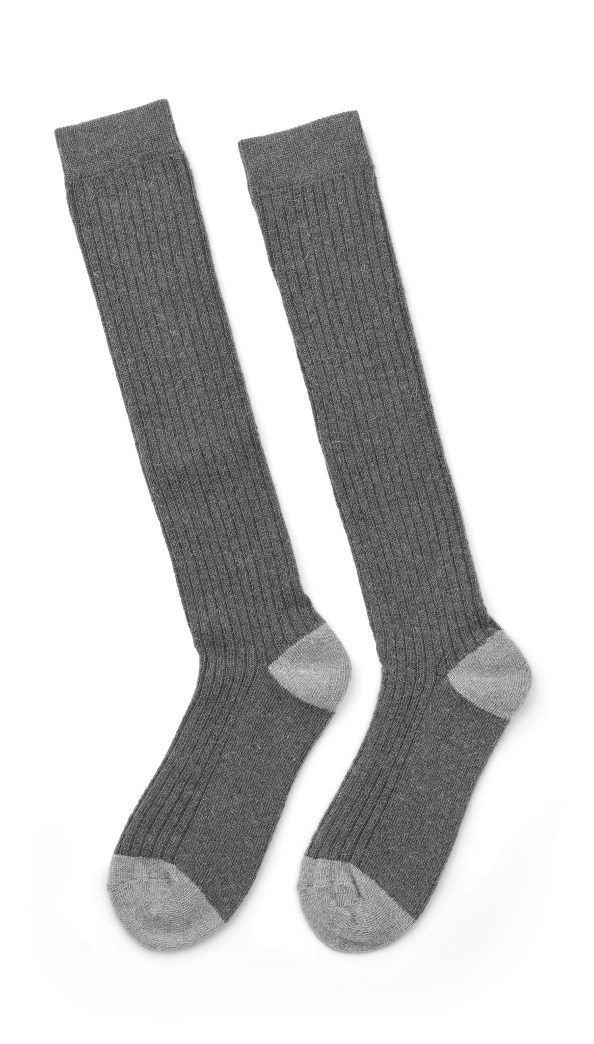 Missya Softly Socks Grå 152893: Lange, grå ribstrikkede strømper med lysere hæl og tå, vist på hvid baggrund.