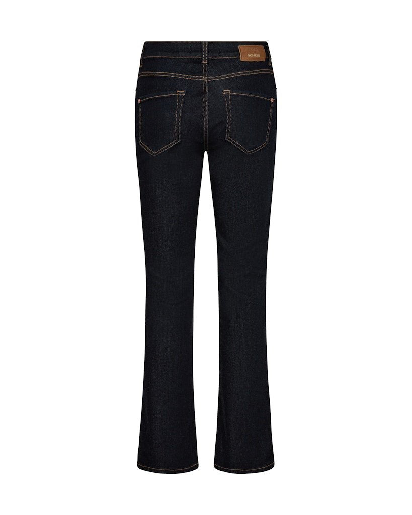 Bagsiden af MOS MOSH Naomi Bran Mørk-jeans med 2 baglommer og et beige lædermærke på linningen.