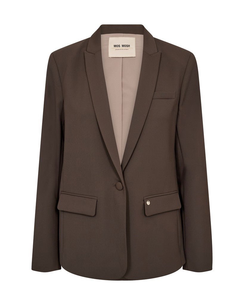 Phoebe Miley viser MOS MOSH 155463, en mørkebrun blazer med udskåret revers, lommer med klap og en enkelt knap.