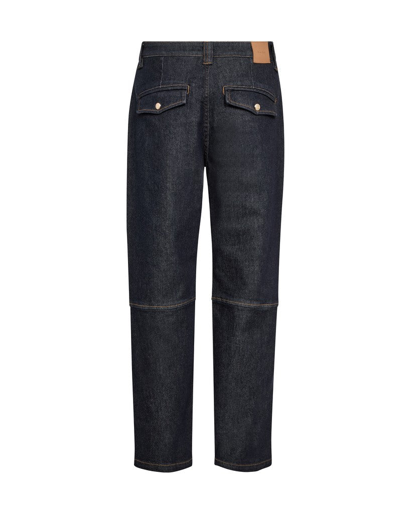 MOS MOSH 155541 Aymen mørke denimjeans: lige ben, dobbelte baglommer, lysebrun påsyet mærke.
