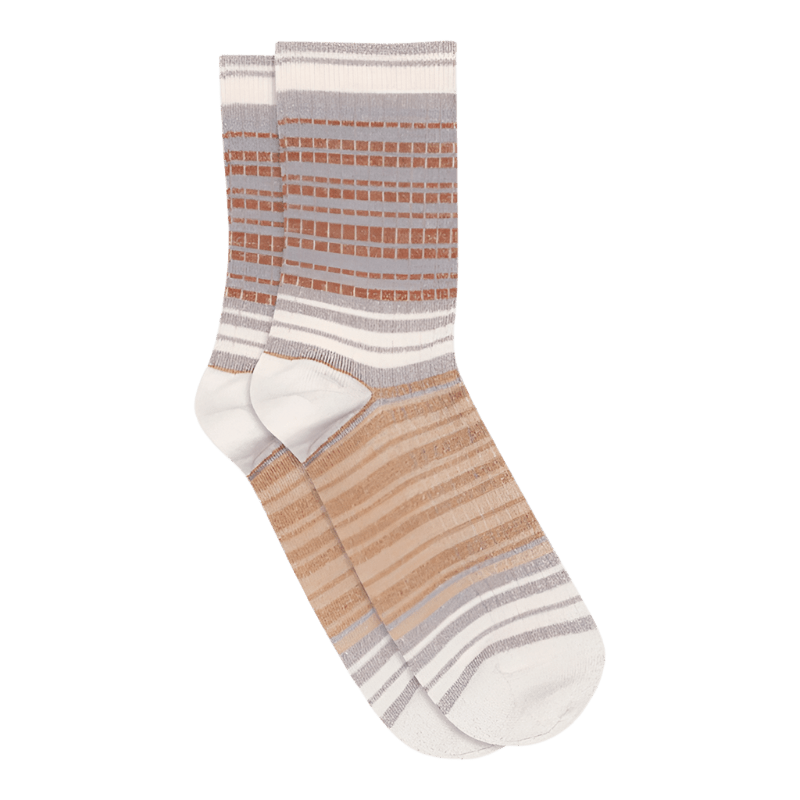 MP Danmark 150530 Naja Lilla ankelstrømper med brune, beige og grå striber og tern på hvid baggrund.