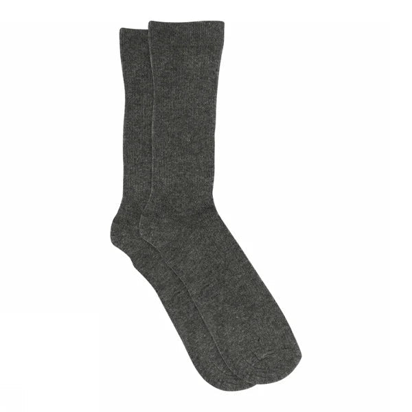 Et par MP Denmark Fine Cotton Rib Grå strømper, der ligger fladt ud på en hvid baggrund.