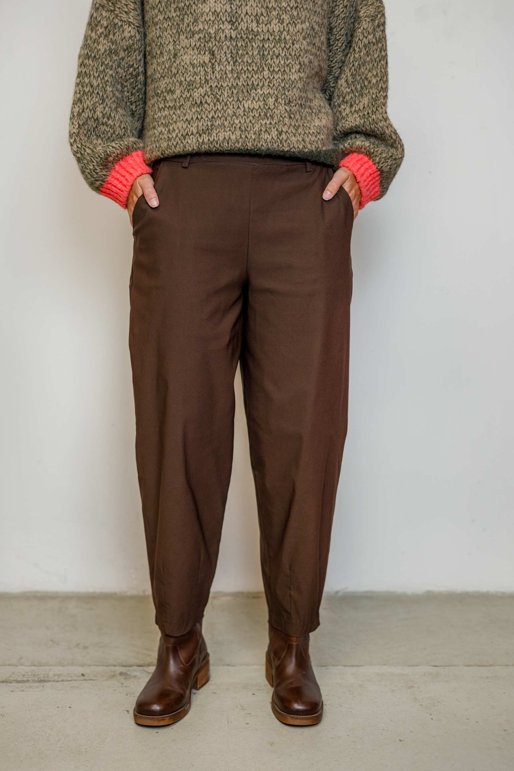 Brune barrel bukser fra Black Colour på model