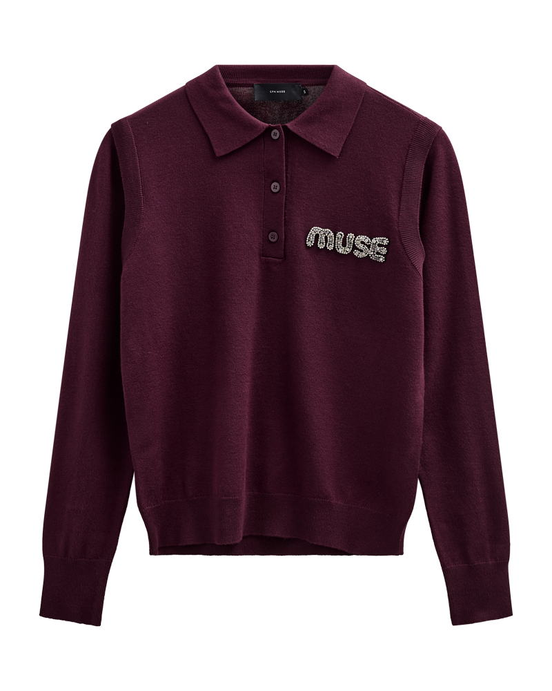 Bordeaux strik polo fra Copenhagen Muse med similisten foran