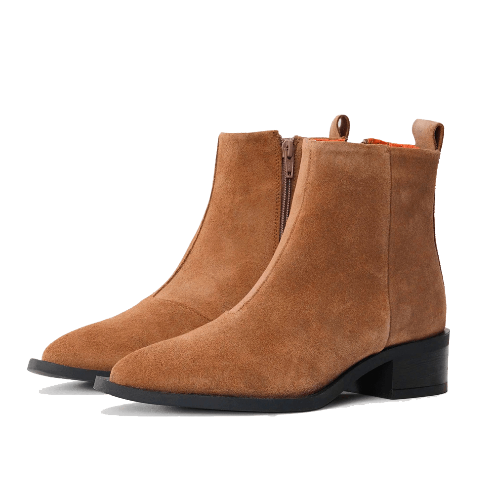 PAVEMENT Elva Camel-støvler i ruskind med lynlåse i siden og lav, sort, firkantet hæl, model 152243, på hvid baggrund.