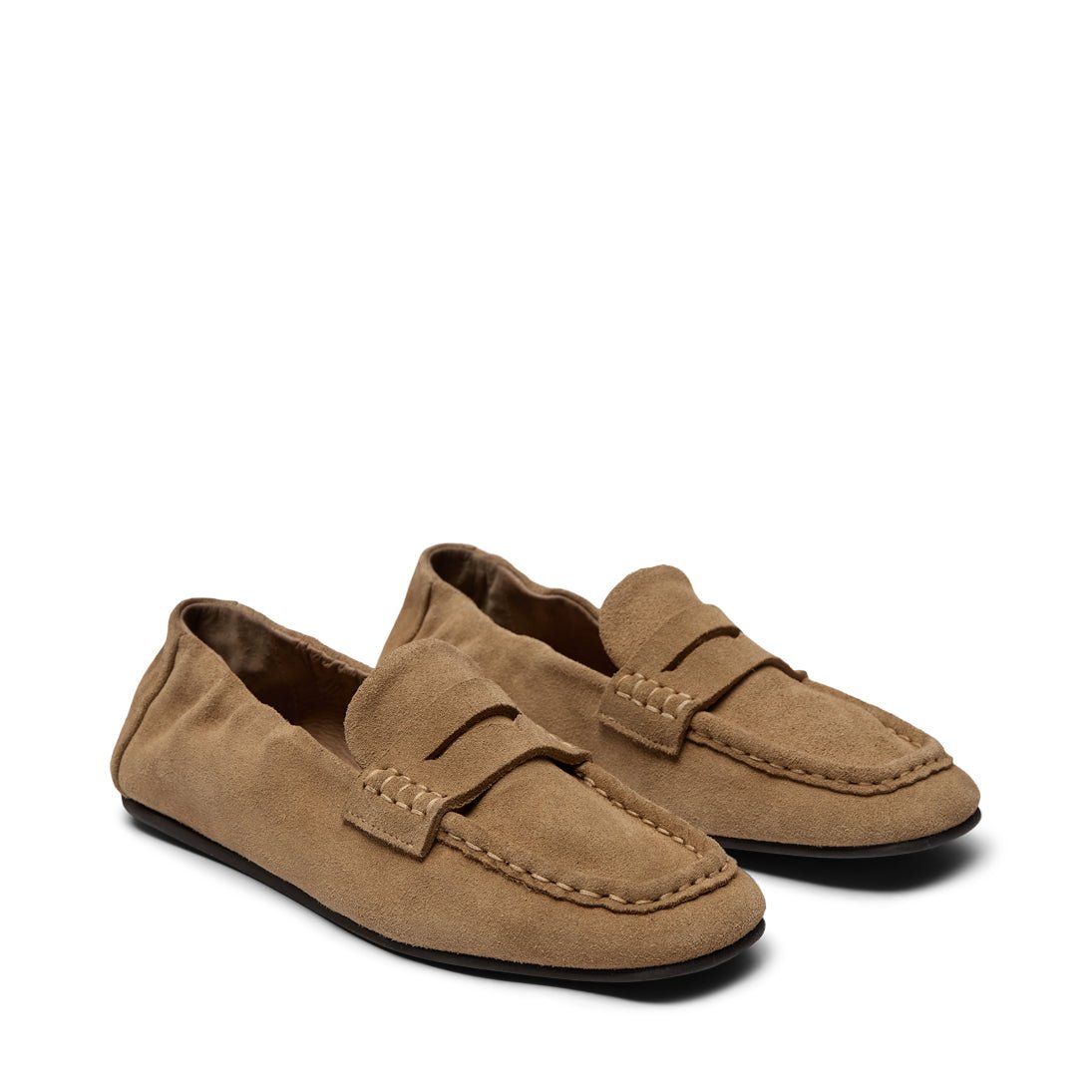 PAVEMENT Helios Sand: Beige loafers til kvinder med sorte såler, detaljerede sømme og et klassisk »penny slot«-design.