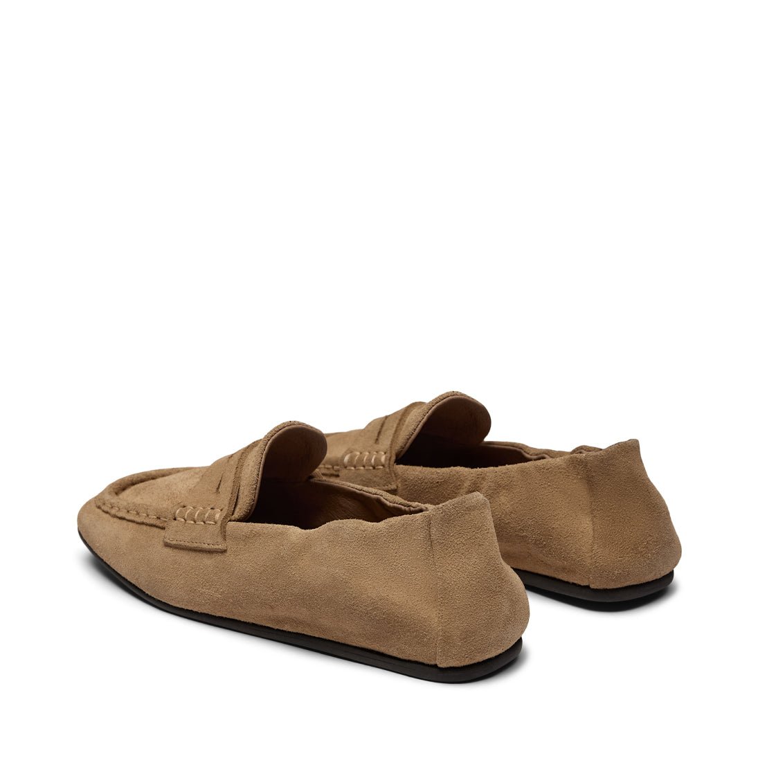 PAVEMENT Helios Sand – lysebrune ruskindsloafers til kvinder med sorte såler, vist bagfra på en hvid baggrund.