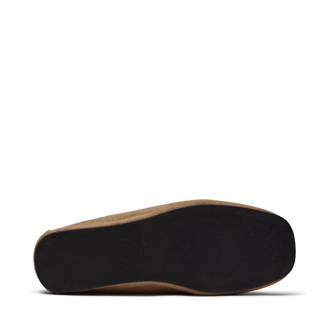 Den flade, sorte sål på en PAVEMENT Helios Sand-loafer vises på en ensfarvet hvid baggrund.