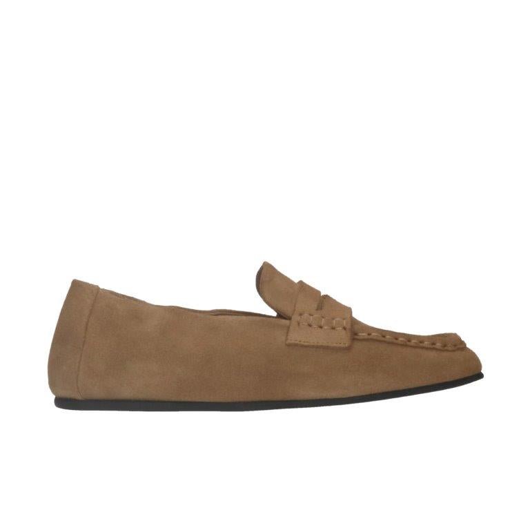 PAVEMENT Helios Sand – loafer i tanfarvet ruskind med sort sål, set fra siden på hvid baggrund.