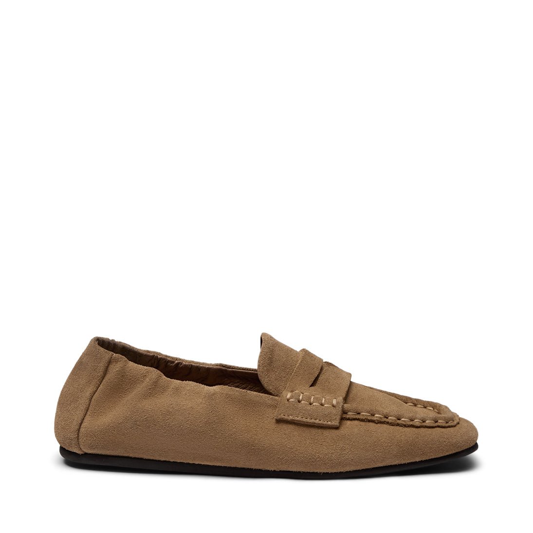 Helios Sand-farvet ruskindsloafer fra PAVEMENT, lav hæl og penny-rem, set fra venstre side på hvid baggrund.