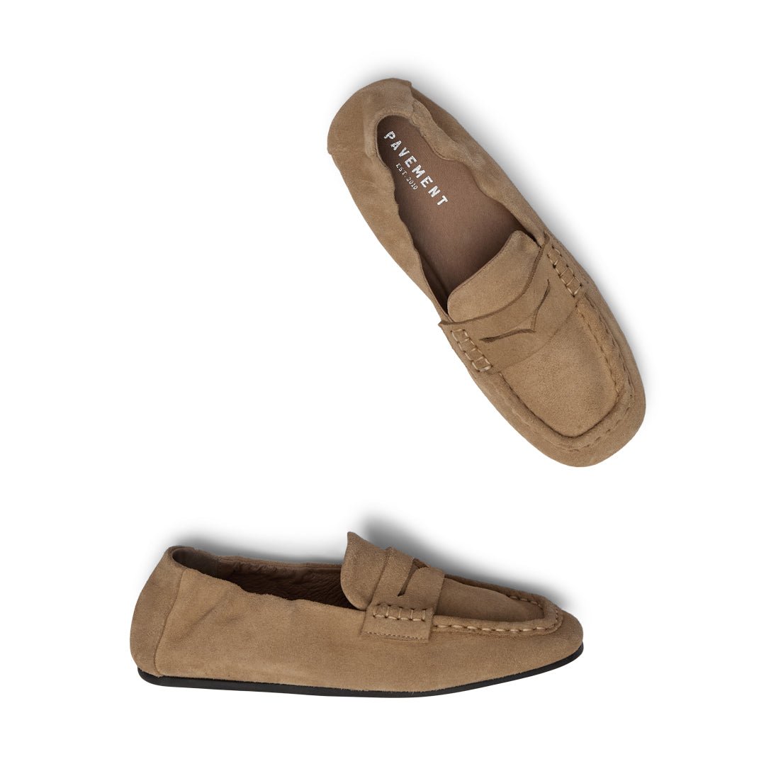 PAVEMENT Helios Sand – loafers i tanfarvet ruskind til kvinder, set fra siden og ovenfra, med sorte såler på hvid baggrund.