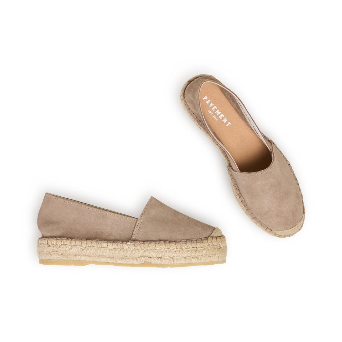 PAVEMENT Ida – gråbrune, beige espadriller i ruskind med jutesåler, vist fra siden og ovenfra.