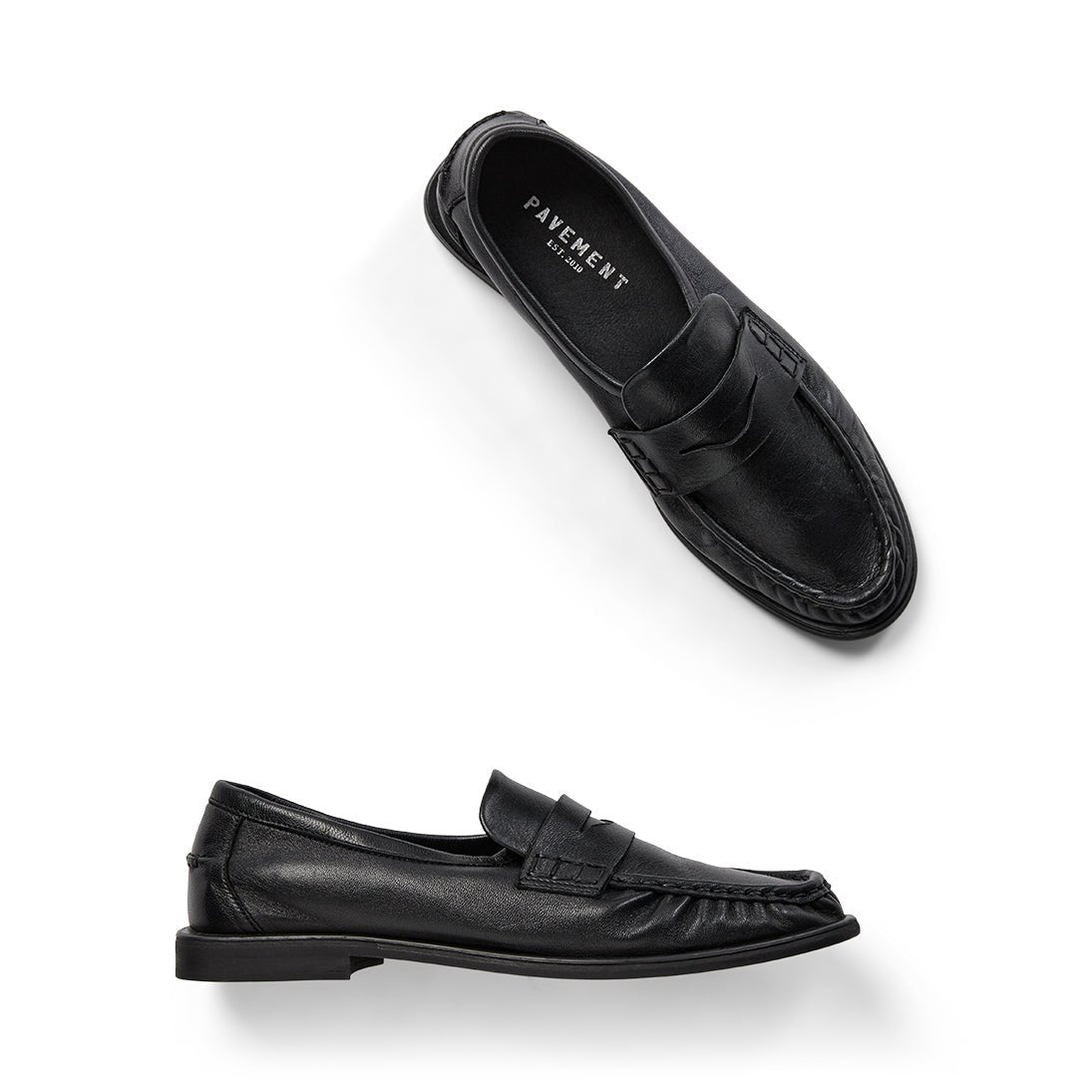 Et par PAVEMENT Elmira Sort loafers i sort læder, vist set ovenfra og fra siden på en hvid baggrund.