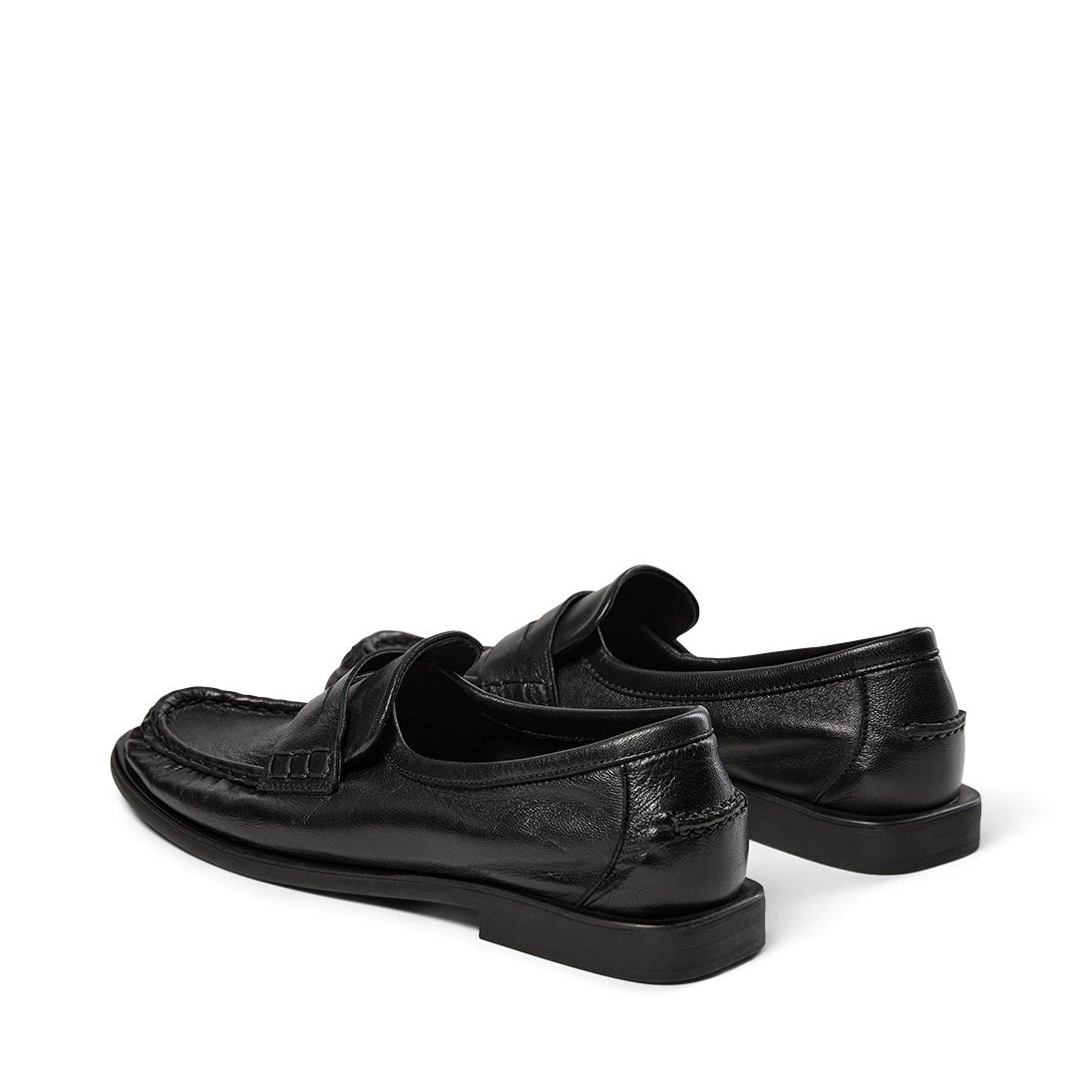 PAVEMENT Elmira Sort loafer i sort læder med syninger, set bagfra til venstre på hvid baggrund.