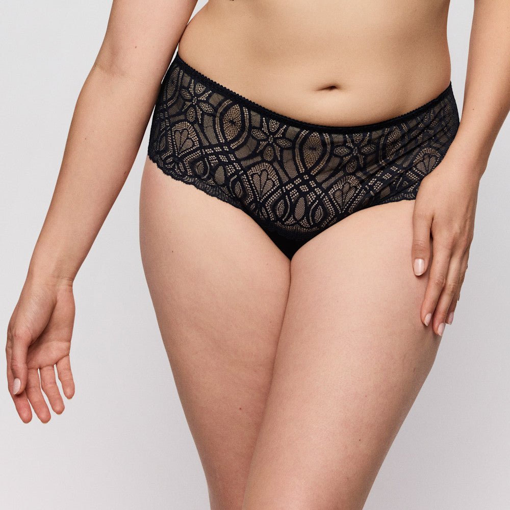 Model iført en PrimaDonna Salerno G-streng i farven Midnight Blue, vist fra maven til lårene, foran en ensfarvet baggrund.