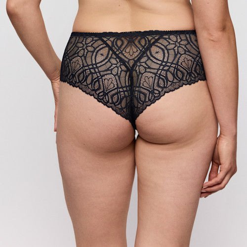 Model iført PrimaDonna 151790 Salerno Midnight Blue G-streng, set bagfra på en lysegrå baggrund.