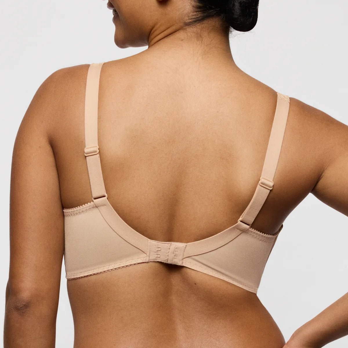 Model iført PrimaDonna Salerno Candy Ginger Pudder-bh, set bagfra med justerbare stropper og hægte- og øje-lukning.