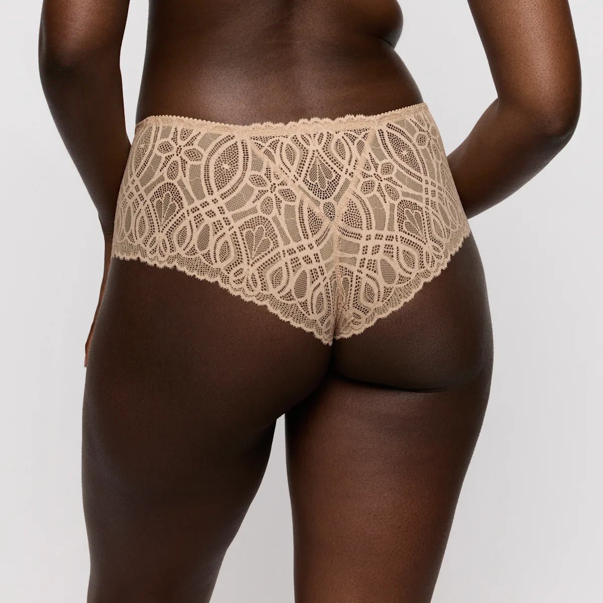 En person iført en PrimaDonna Salerno Candy Ginger Pudder G-streng, set bagfra mod en enkel baggrund.