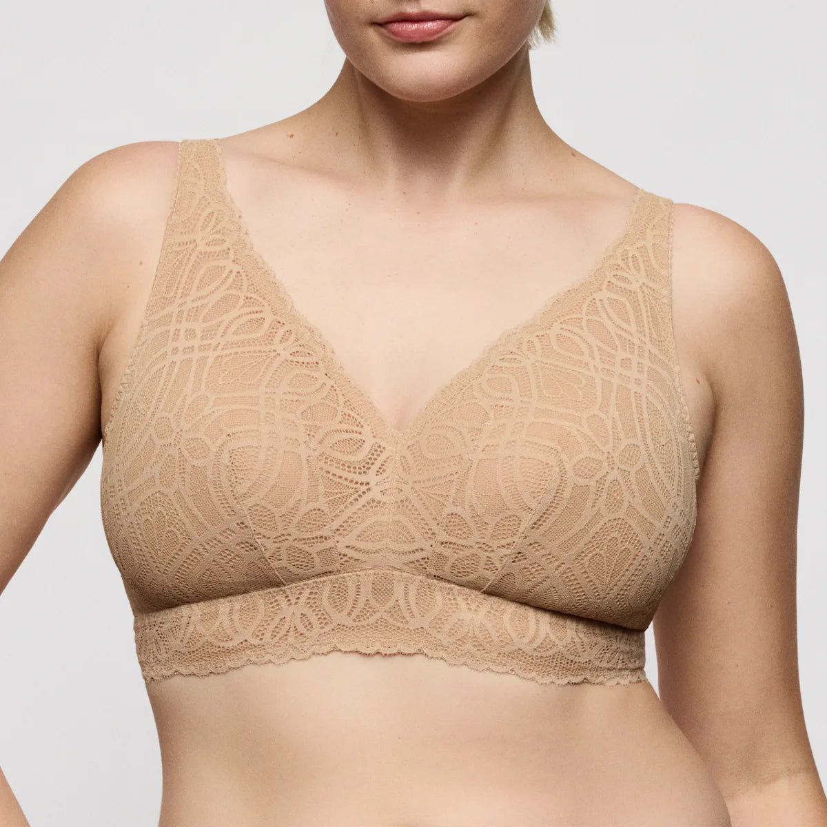 Kvinde i PrimaDonna Salerno Candy Ginger Pudder-blonderbralette med geometrisk mønster, uden bøjler.