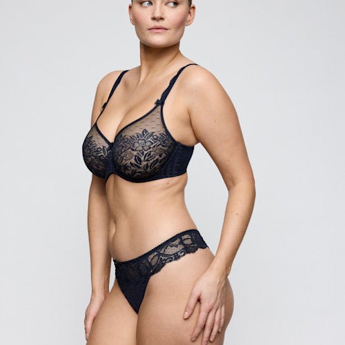 Model iført et PrimaDonna Madison Velvet Blue Mørkeblå-sæt med blonder og ternet mønster på en enkel, lys baggrund.
