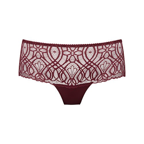 PrimaDonna 155417 G-streng i farven Evening Red Bordeaux med luksuriøs blonder, vist på hvid baggrund.