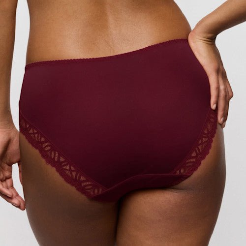 Person iført PrimaDonna 155418 undertøj med høj talje i farven Evening Red Bordeaux og blonderkant, set bagfra; se produktoplysninger.