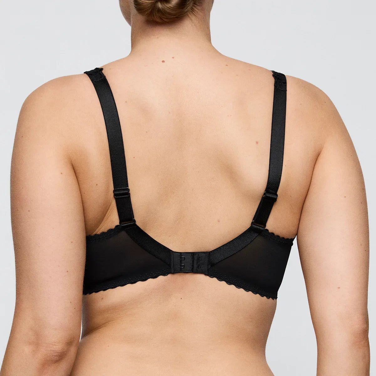 Bagfra set billede af en sort 156366 | PrimaDonna - SOLISSE ZWA-bh med justerbare stropper og hægte- og øje-lukning.