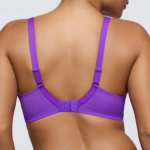 Model i PrimaDonna Twist 155359 Mocuto Italian Acai Lilla bh med bøjler, set bagfra med justerbare stropper og optimal pasform.