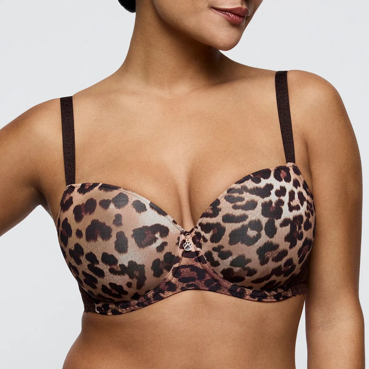 Modellen bærer en PrimaDonna Twist 155645 Giganni Leopard Bloom-bh med tynde stropper, vist fra skuldrene til maven.