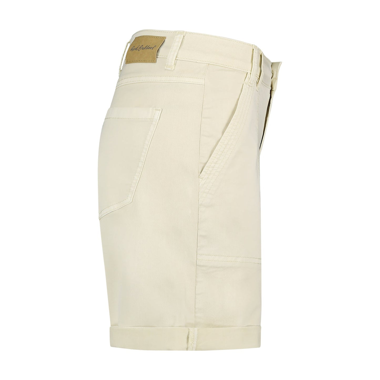 Set fra siden: Red Button Joy Beige-shorts med lommer, bæltestropper og læderpatch i linningen.