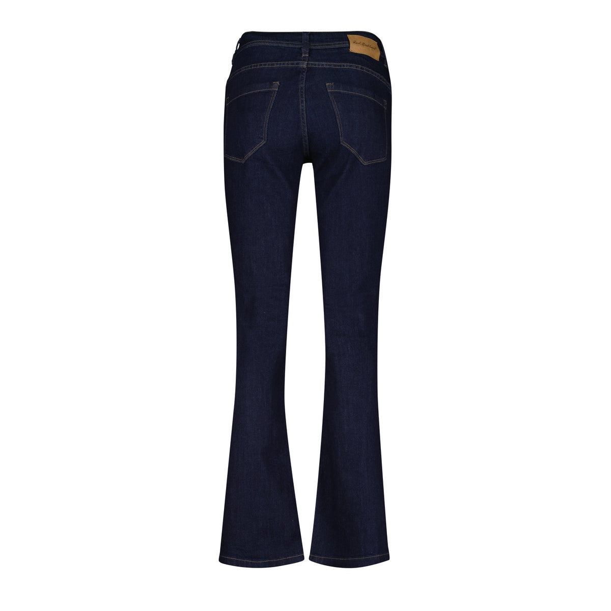 Babette L-33 bootcut-jeans fra Red Button i mørkeblå, set bagfra med to lommer og en brun mærkat i linningen.