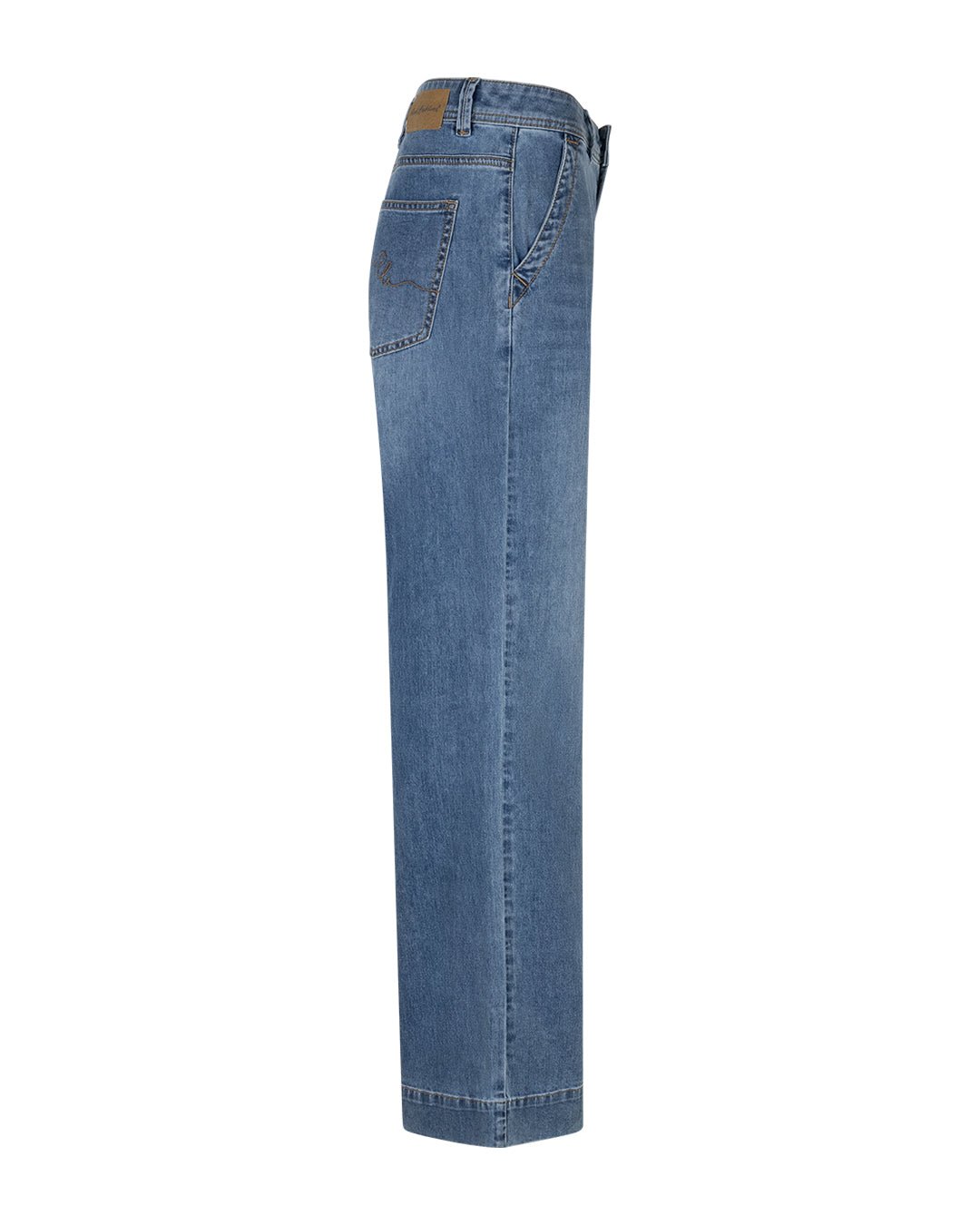 Set fra siden: Red Button – Colette L.31 Denim, lige ben, med syninger på baglommerne, på hvid baggrund.