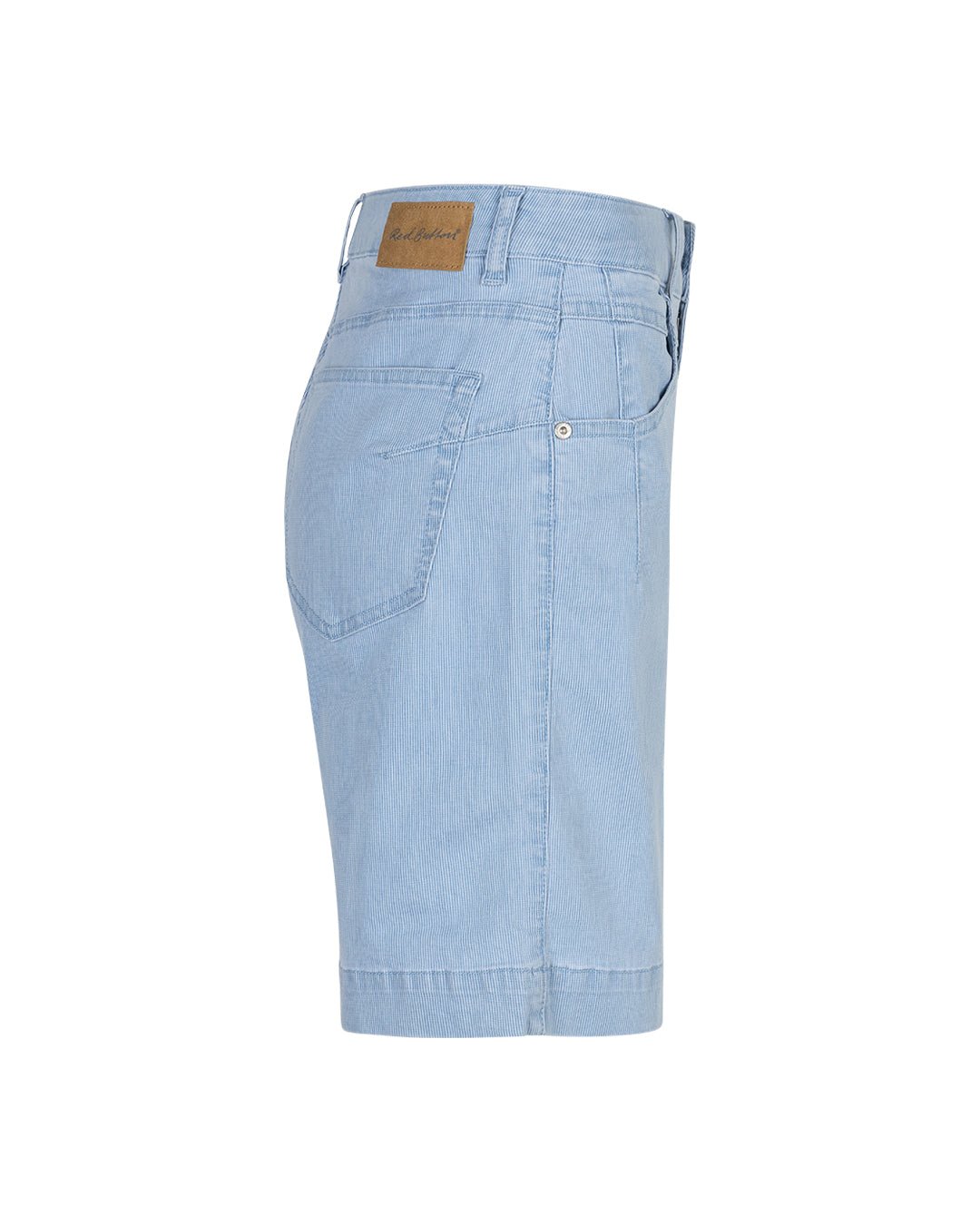 Kate Blå denimshorts fra Red Button, set fra siden med baglomme og brun patch på linningen i lysblå vask.