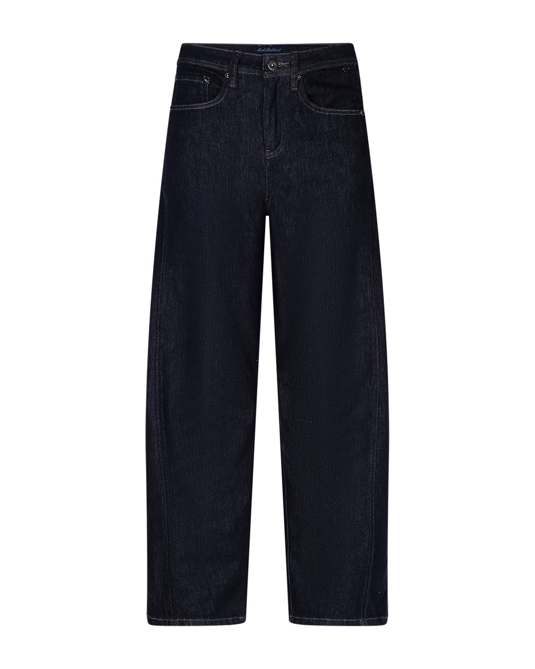 Red Button Cayla – mørke denimjeans med brede ben og lommer foran og bagpå, vist på en hvid baggrund.