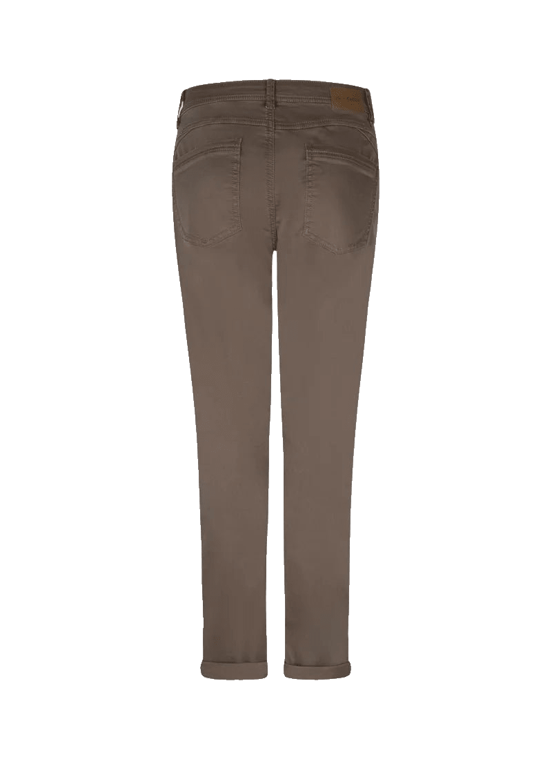 Bagsiden af den røde knap – Relax Jog Brun-jeans med to baglommer og læderpatch i taljen på hvid baggrund.