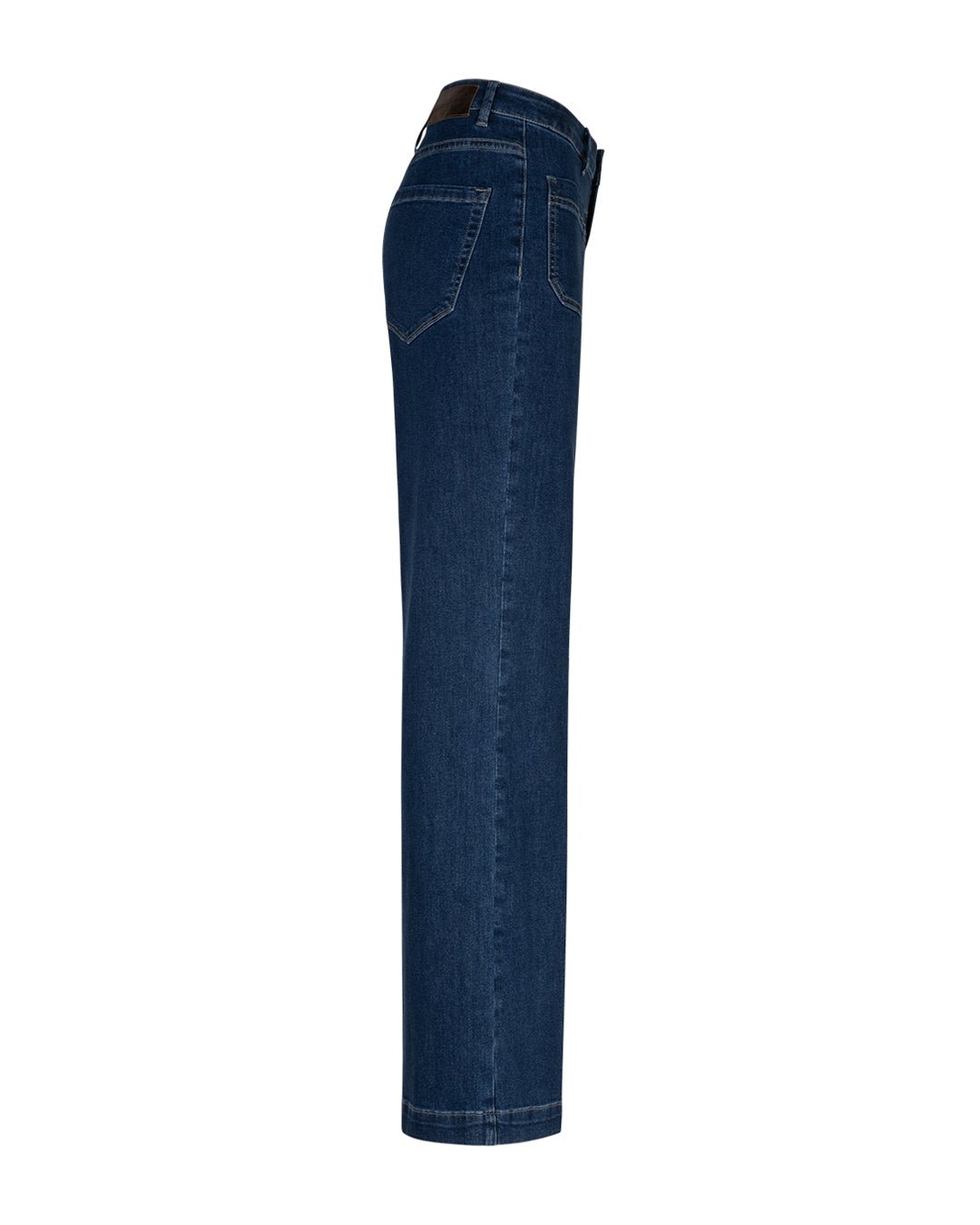 Set fra siden: Red Button Colette Mørk-jeans med brede ben, baglommer og synlige detaljer ved linningen.