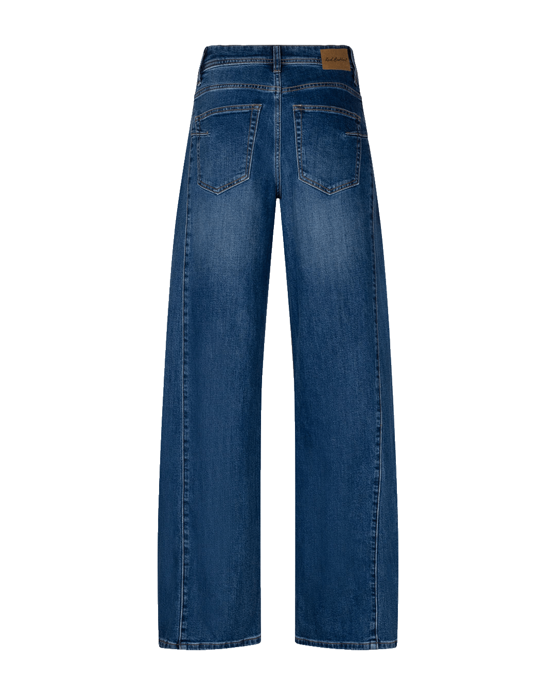 Bagsiden af Red Button Claudette L-31 Denim: jeans med brede ben, to lommer, beige påsyet mærke på hvid baggrund.
