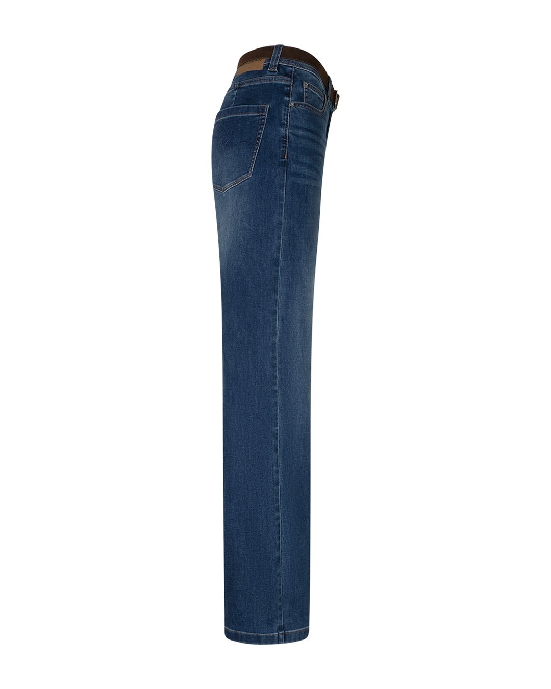 Red Button Colette Denim-jeans i farven Darkstone, set fra siden med et brunt bælte og synlige sømme på baglommerne.