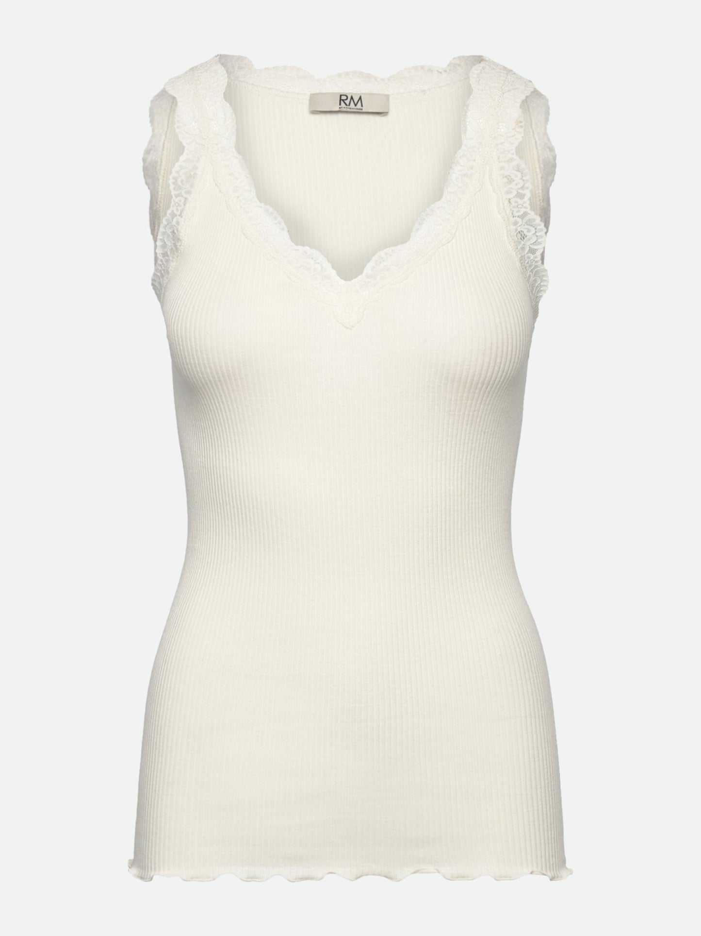 RM BY ROSEMUNDE 150589 – offwhite ribbluse med V-udskæring i blonder og sømløse sider, vist på en ensfarvet baggrund.