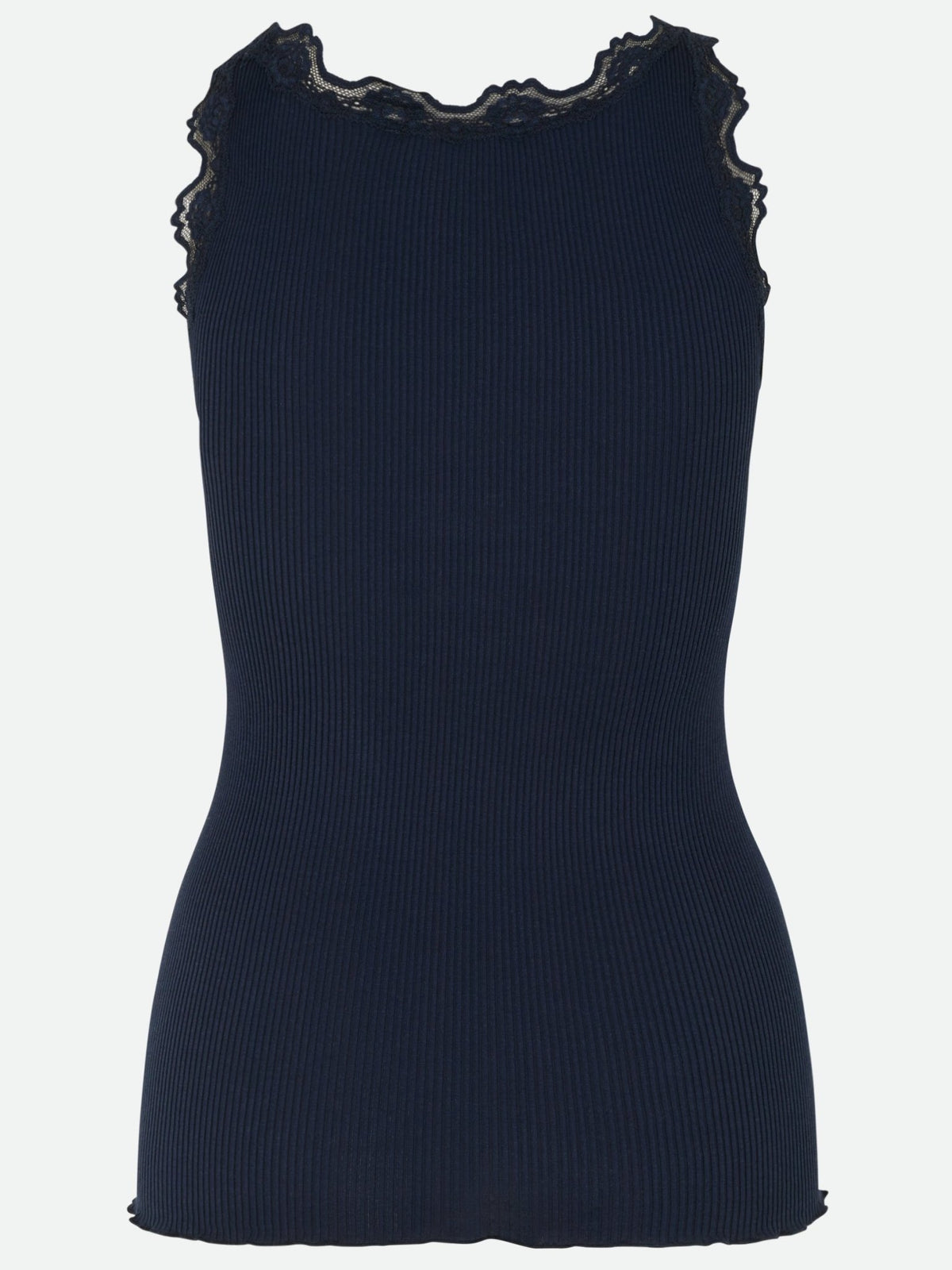 Rosemunde 133464 Silk Top Mørkeblå: Marineblå, ribbet top i silke-bomuld med blonder ved halsudskæringen og ærmegabene.
