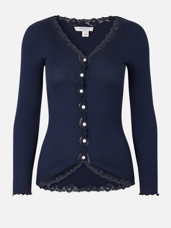 Rosemunde 149103 silke-cardigan i mørkeblå med ribstrik, blonderkant, bølget kant og knapper foran.