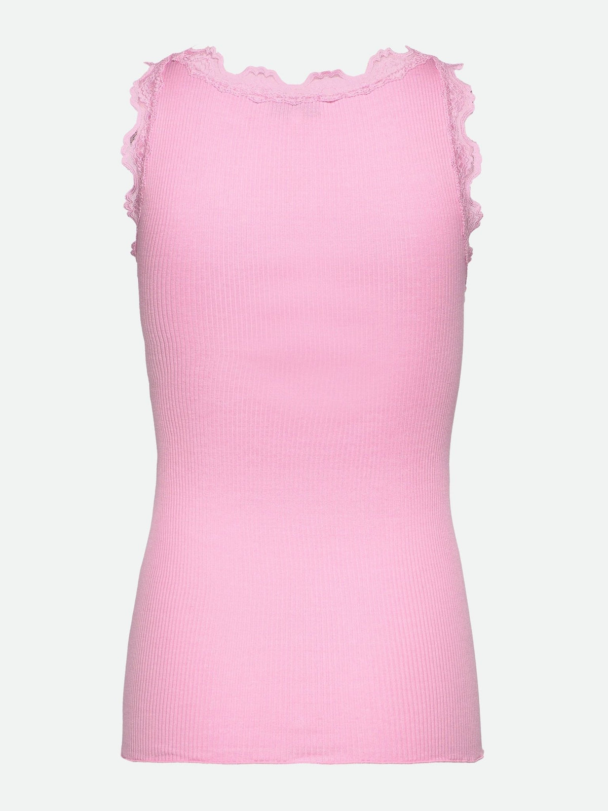 Rosemunde 150333 Silketop i Prism Pink: ærmeløs, ribstrikket, med bølget blonderkant ved halsudskæringen og ærmegabene.