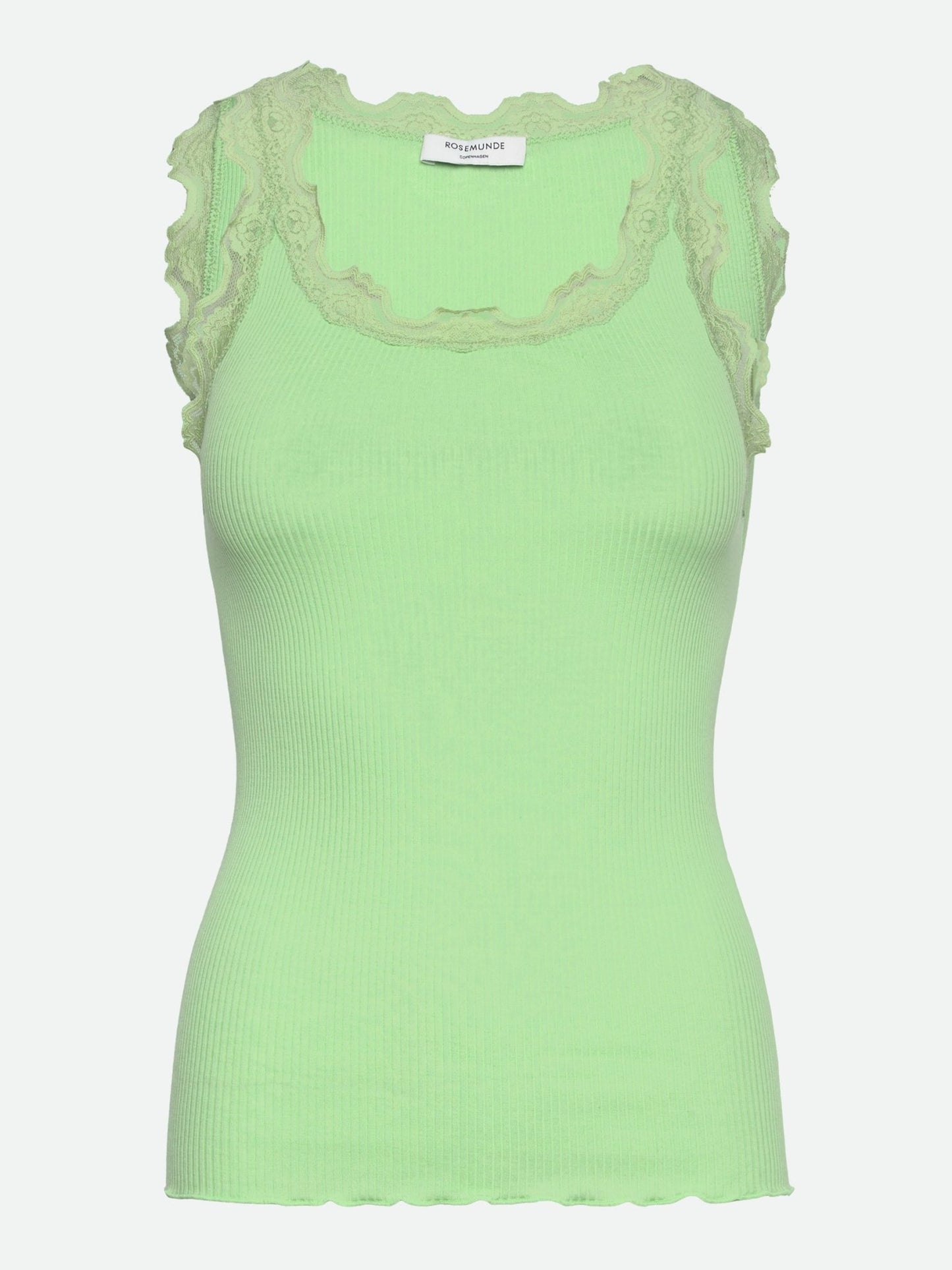 Rosemunde Silk Top Lysegrøn: Ribstrikket lysegrøn cami med blonderkant, vist på en ensfarvet baggrund.
