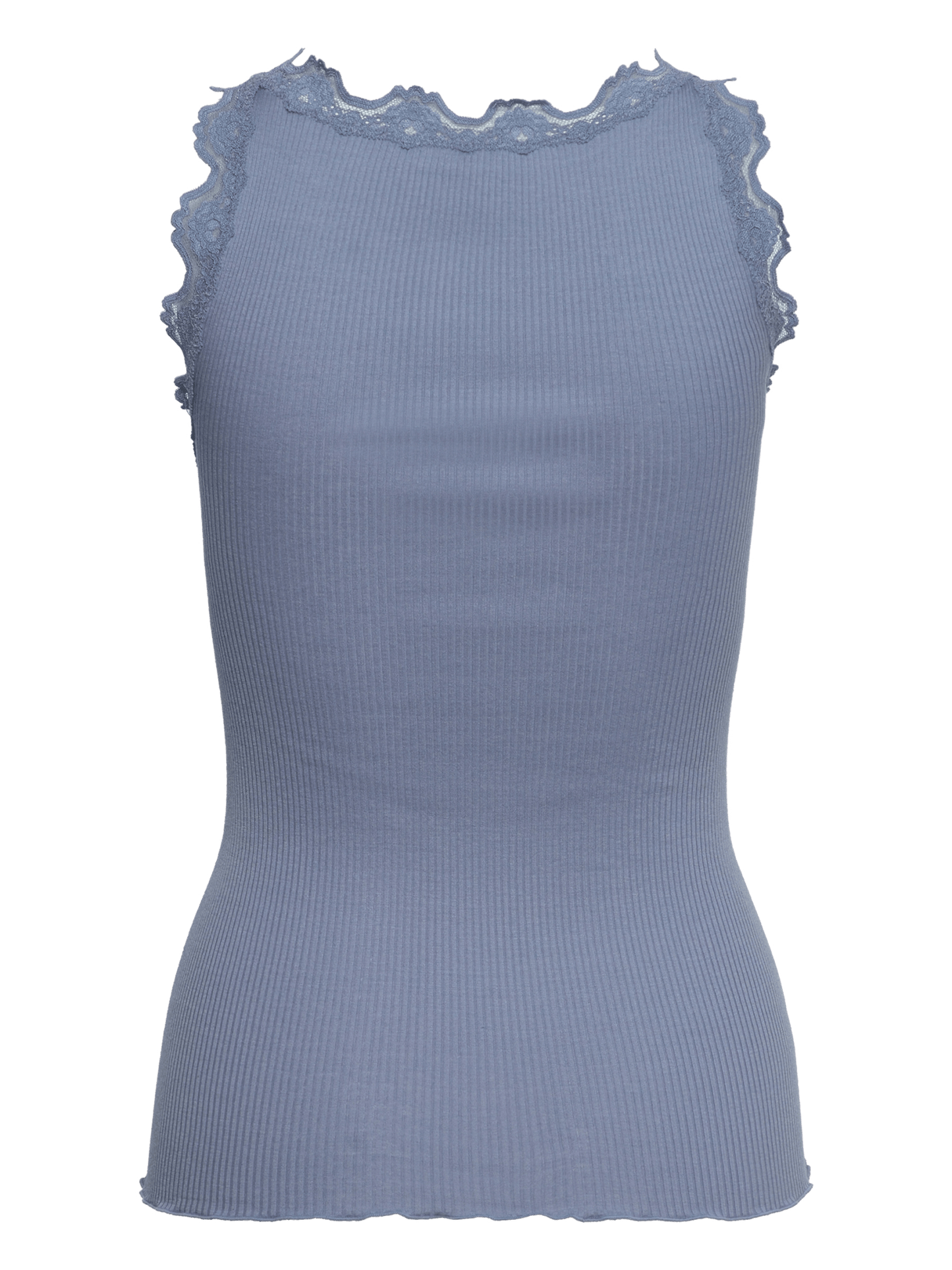 Rosemunde 151969 Silk Top Lyseblå: Ærmeløs, ribstrikket blå top med blonder ved halsudskæringen og ærmegabene.