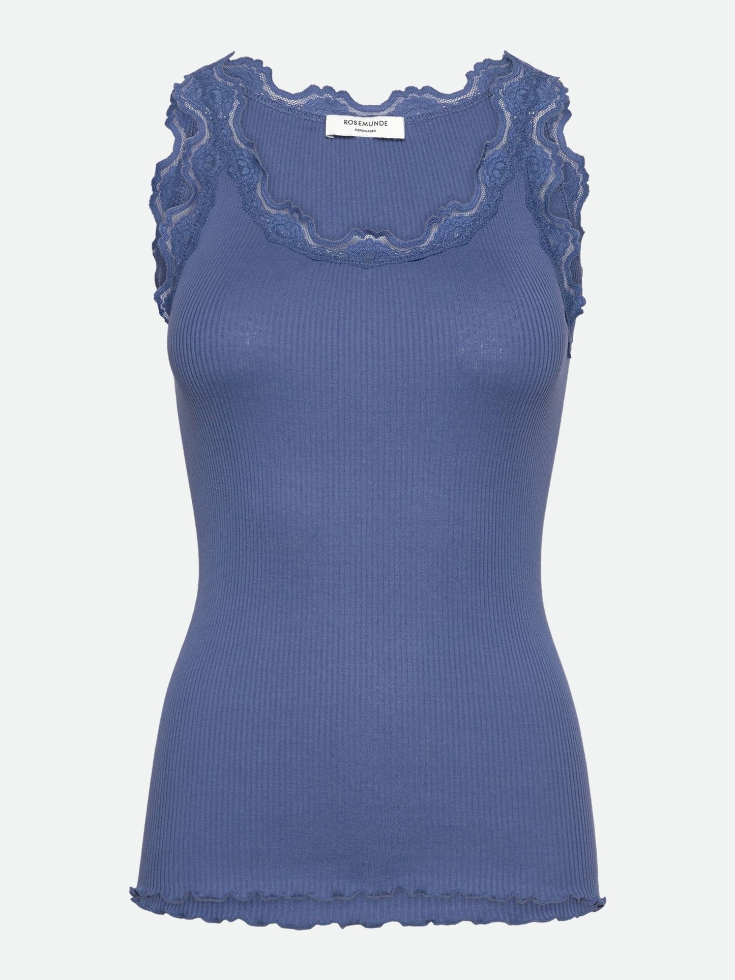 Rosemunde Silk Top Blå, ærmeløs med ribstrikket struktur og blonderkant, vist på hvid baggrund.