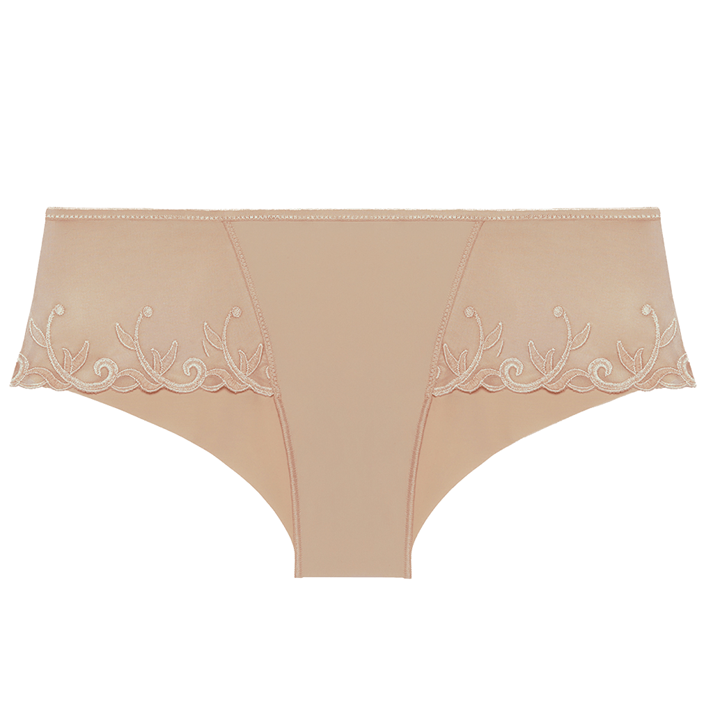 Simone Perele Andora 739 – Sandfarvet hipster-trusse med mesh og blomsterkant, vist på hvid baggrund.