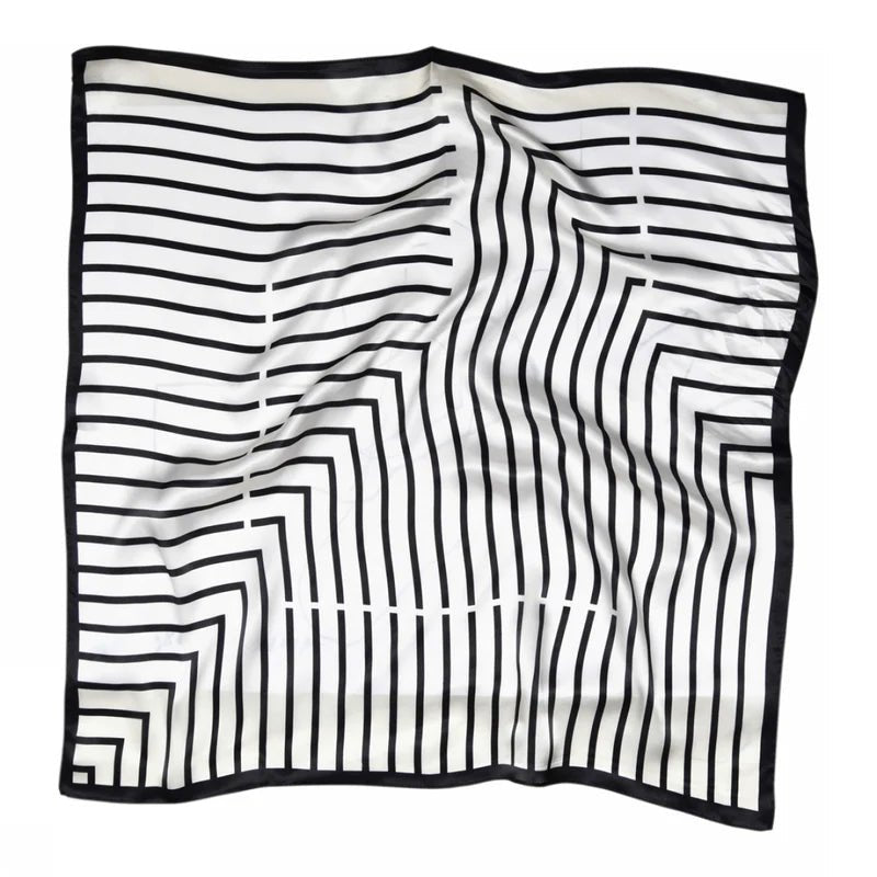 Sneaky Fox – Lines Off white: Et off-white tørklæde med sorte labyrintmønstre; let krøllet for et moderne, afslappet look.