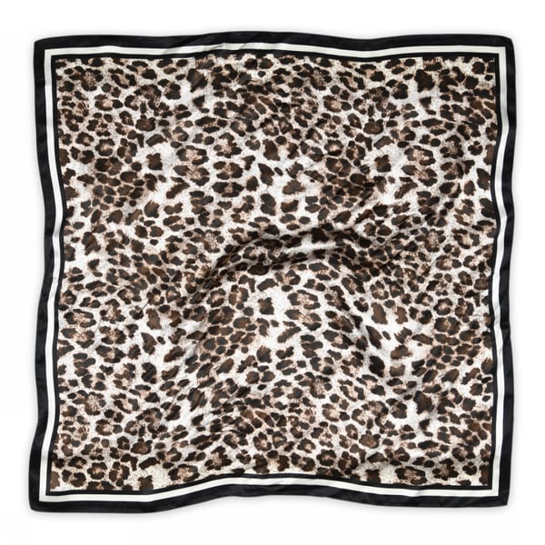 Firkantet tørklæde med leopardmønster i brunt, sort og hvidt med ensfarvet kant. Sneaky Fox – Leony Brun.