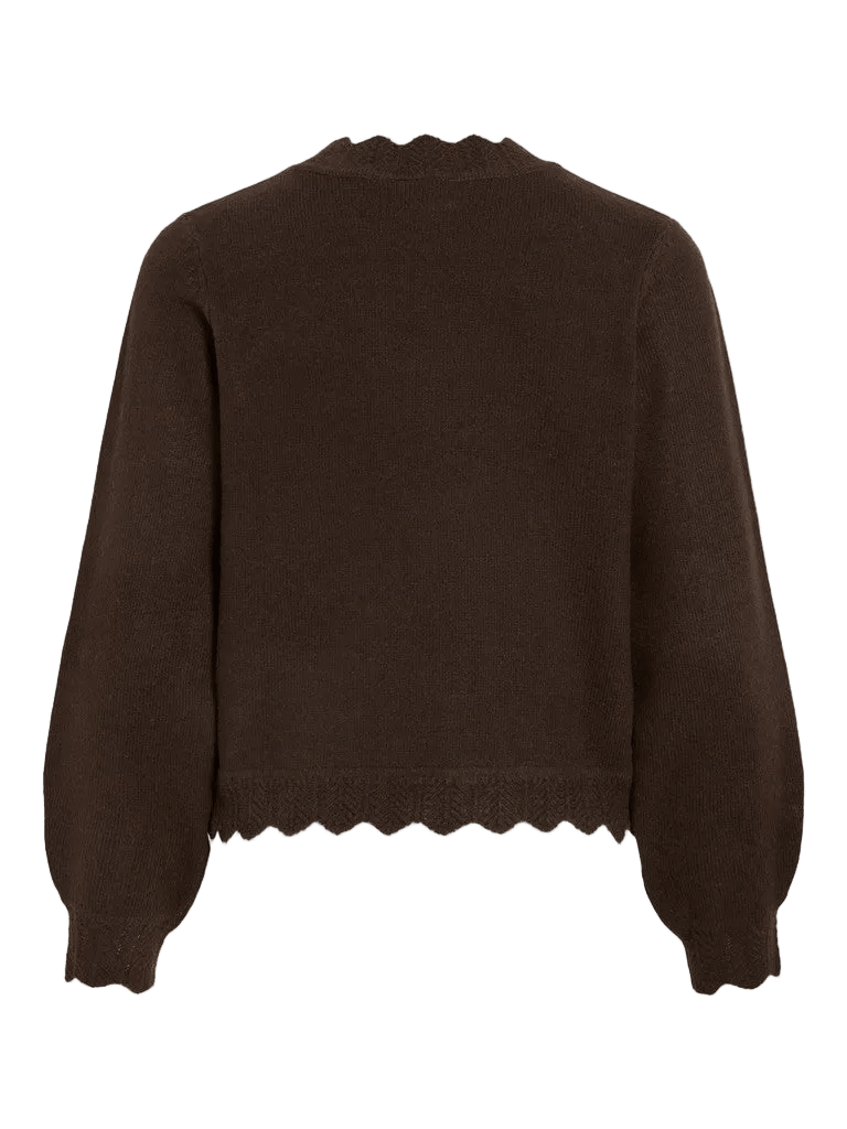 Bagside af VILA 155722 Vinkolona mørkebrun strikbluse med bølgekant i nederkanten og ved manchetterne, på hvid baggrund.